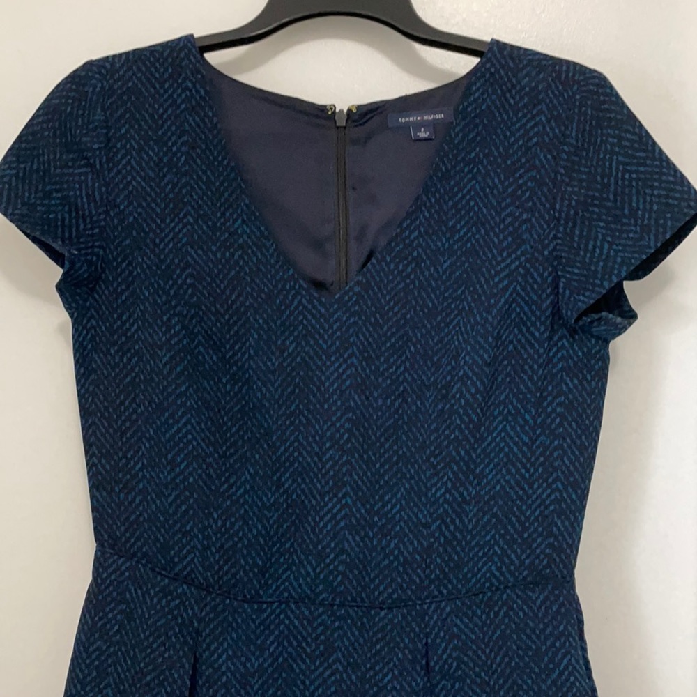 TH V neck, pleated front and back with side pockets